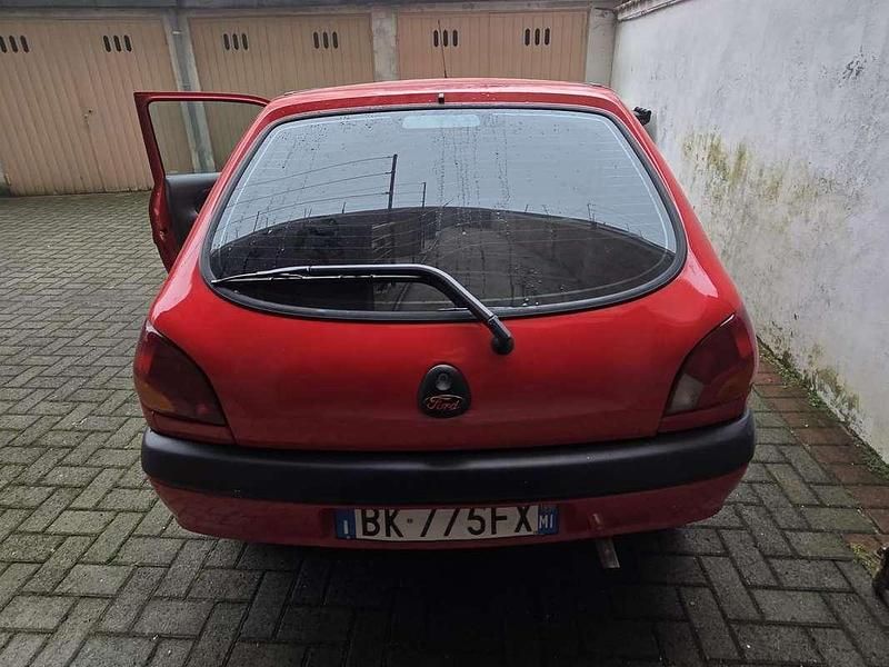 Usata Ford Fiesta Ghia 75 CV (55 kW) 2000 Rosso Utilitaria