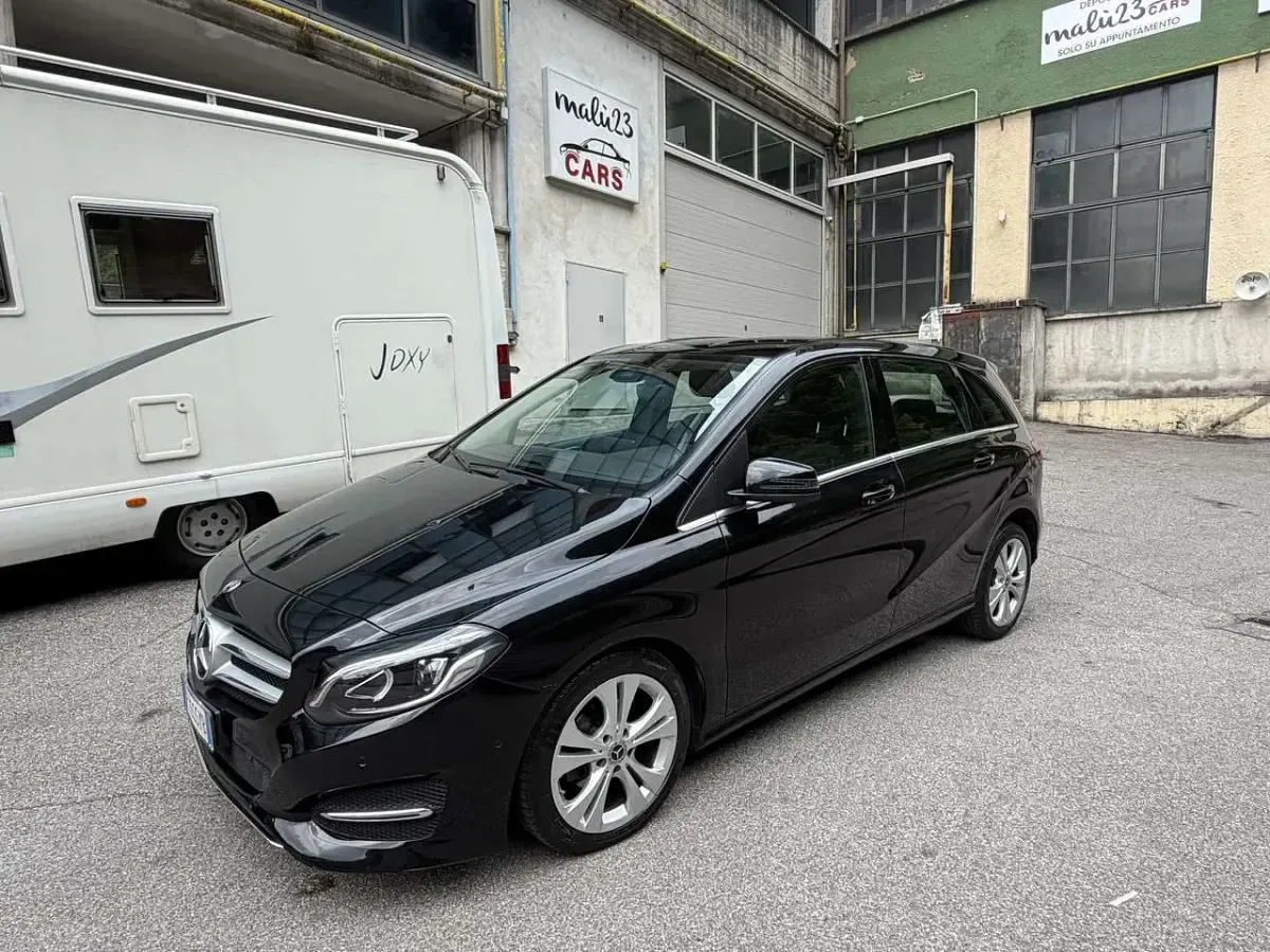 Usata Mercedes B180 109 CV (80 kW) 2017 Nero Utilitaria