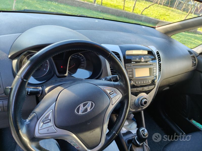 Usata Hyundai ix20 Comfort 90 CV (66 kW) 2016 Rosso Utilitaria