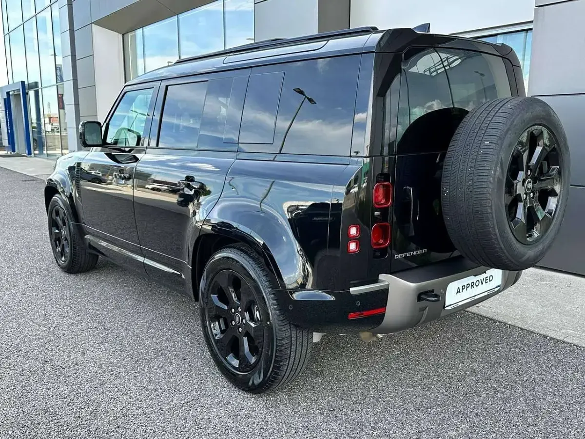 Usata Land Rover Defender SE Dynamic 200 CV (147 kW) 2025 Santorini black SUV