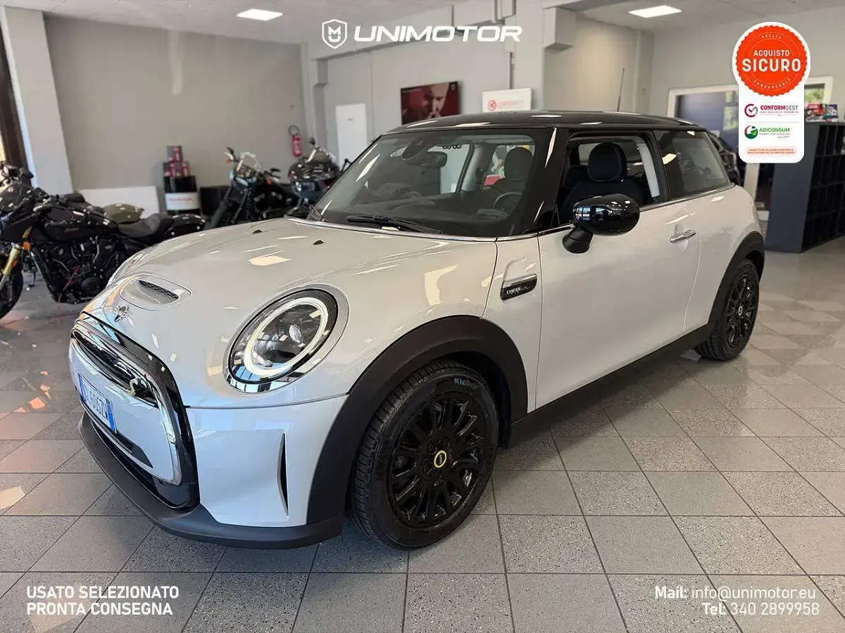Usata Mini Cooper SE 135 kW (184 CV) 2022 White silver met. Utilitaria