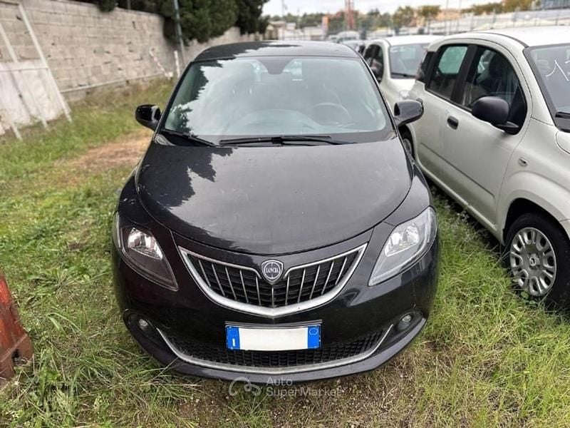 Usado Lancia Ypsilon Gold 70 HP (51 kW) 2023 Preto Citadino