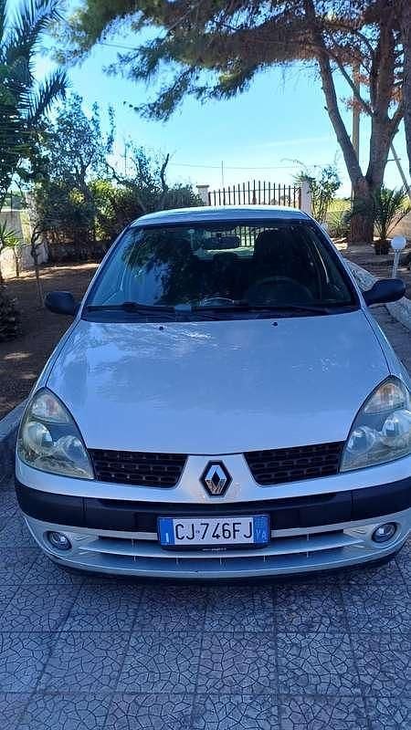Grigio Usata 2003 Renault Clio II Expression Tre volumi | 1700 € (Buon prezzo) - Immagine 1/4