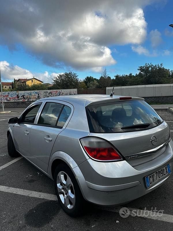 Usata Opel Astra Cosmo 101 CV (74 kW) 2005 Grigio Berlina