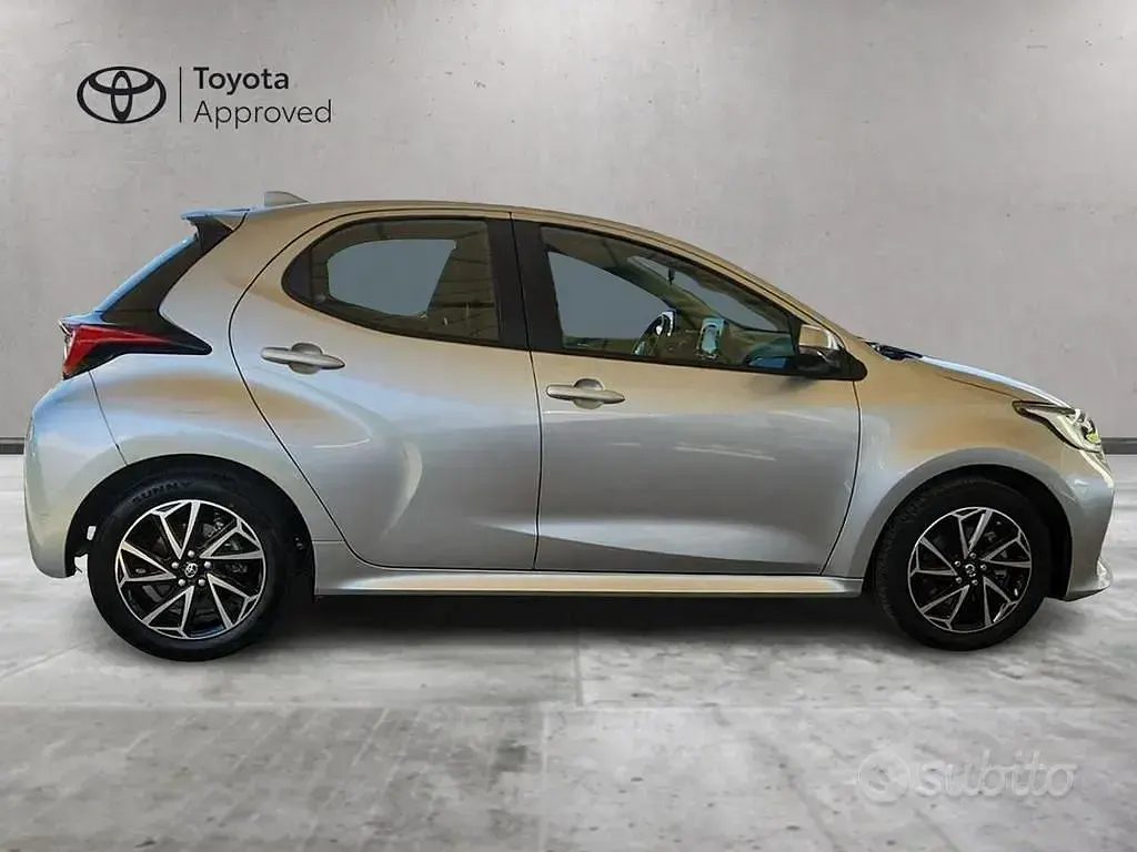 Usata Toyota Yaris Hybrid Trend 116 CV (85 kW) 2023 Silver met Berlina