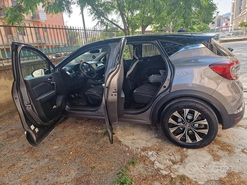 Usata Renault Captur Equilibre 101 CV (74 kW) 2023 Grigio SUV