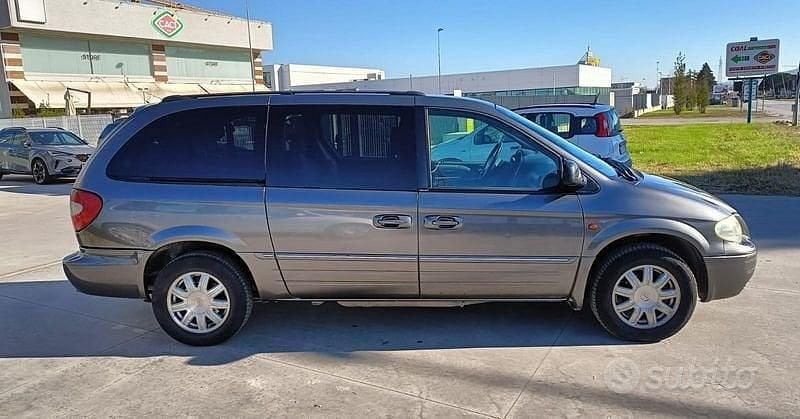 Usata Chrysler Grand Voyager Limited 150 CV (110 kW) 2005 Grigio Monovolume