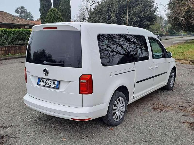 Usado VW Caddy Maxi 102 CV (75 kW) 2018 Blanco Monovolumen