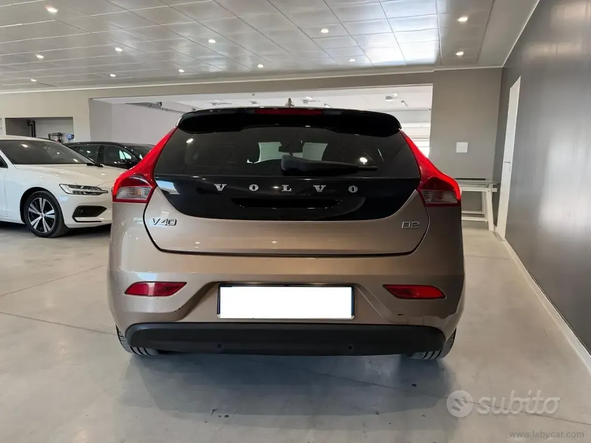 Usata Volvo V40 Business Edition 115 CV (84 kW) 2014 Oro Berlina