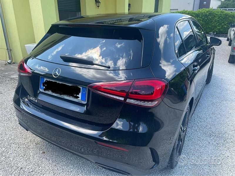 Usata Mercedes A180 Premium 116 CV (85 kW) 2022 Nero Utilitaria