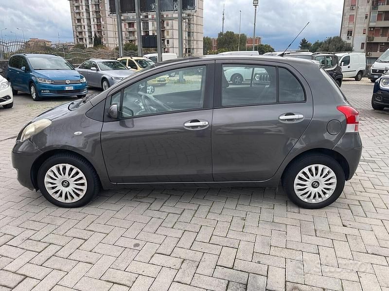 Usata Toyota Yaris Sol 69 CV (50 kW) 2011 Grigio Utilitaria