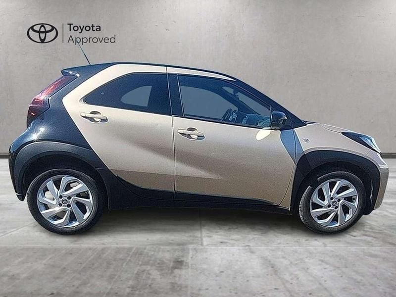 Usata Toyota Aygo X Trend 72 CV (52 kW) 2022 Ginger beige & black met. SUV