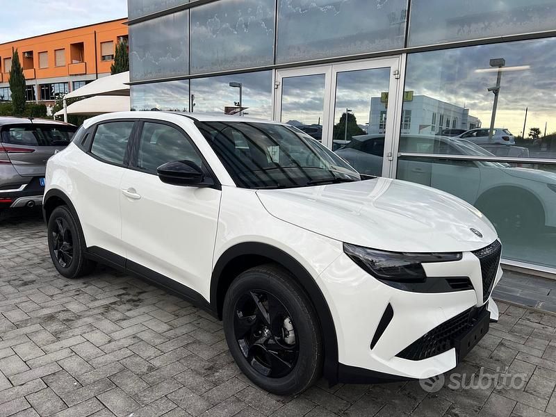 Bianco Nuova 2025 Alfa Romeo GT Junior Berlina | 23.900 € (Super prezzo) - Immagine 1/4