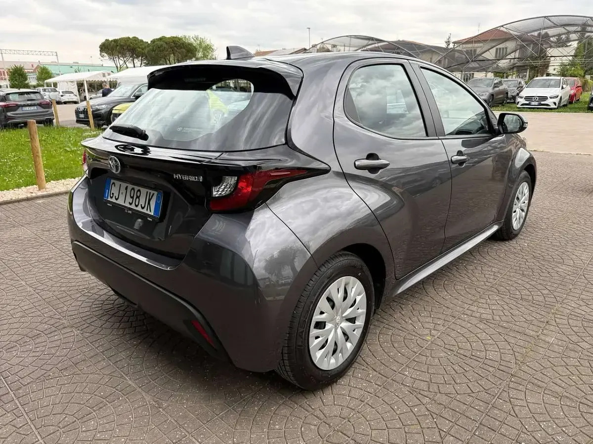Usata Toyota Yaris Hybrid Active 92 CV (67 kW) 2022 Grigio Berlina