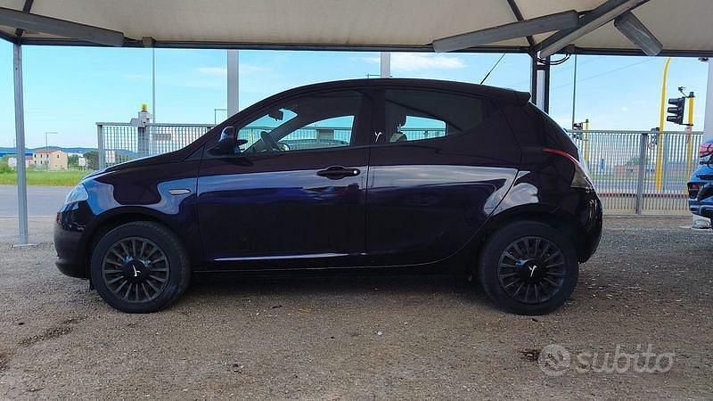 Usata Lancia Ypsilon 69 CV (50 kW) 2015 Rosso Utilitaria