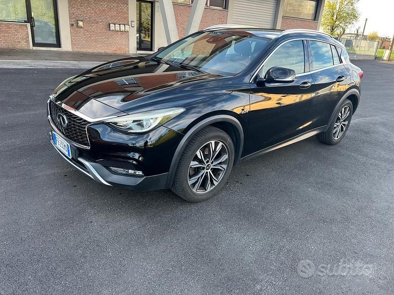 Usata Infiniti Q30 Premium 170 CV (125 kW) 2016 Nero Berlina