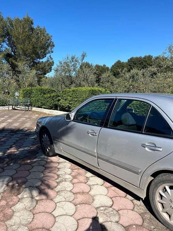 Usata Mercedes E270 Elegance 170 CV (125 kW) 2000 Argento Berlina