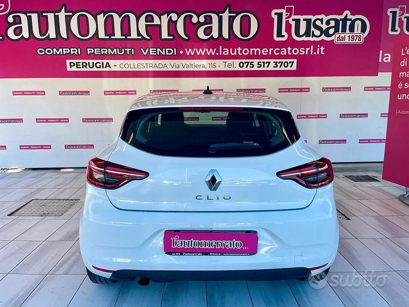 Używany Renault Clio V Business 101 KM (74 kW) 2020 Biały Sedan/Limuzyna