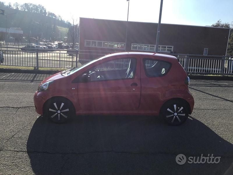 Usata Toyota Aygo Sol 67 CV (49 kW) 2009 Rosso Utilitaria