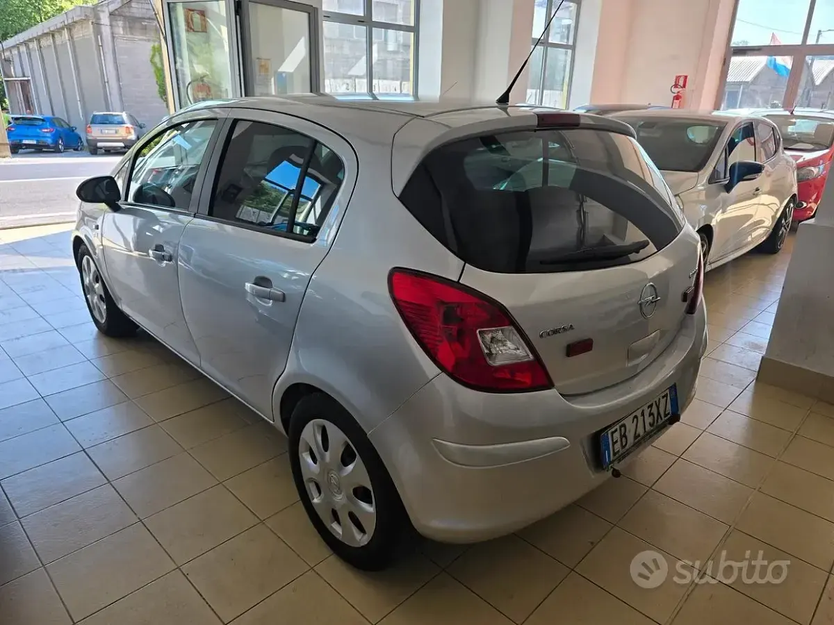 Usata Opel Corsa Cosmo 95 CV (69 kW) 2011 Grigio Utilitaria
