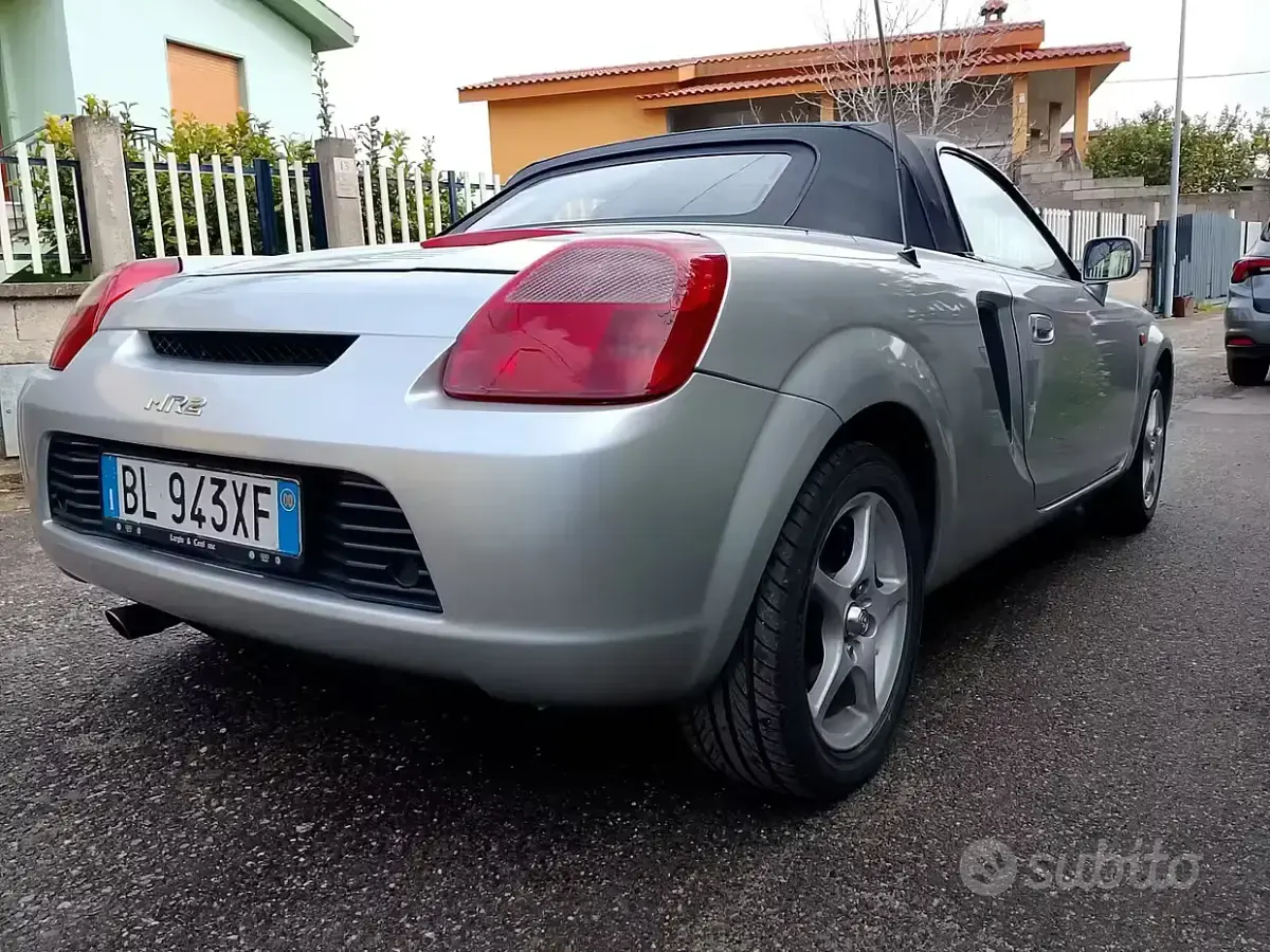 Usata Toyota MR2 140 CV (102 kW) 2000 Grigio Cabrio