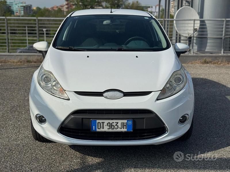 Usata Ford Fiesta Titanium 82 CV (60 kW) 2009 Bianco Utilitaria