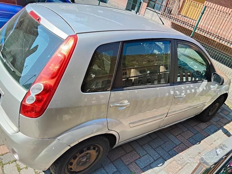 Usata Ford Fiesta 75 CV (55 kW) 2007 Grigio Utilitaria