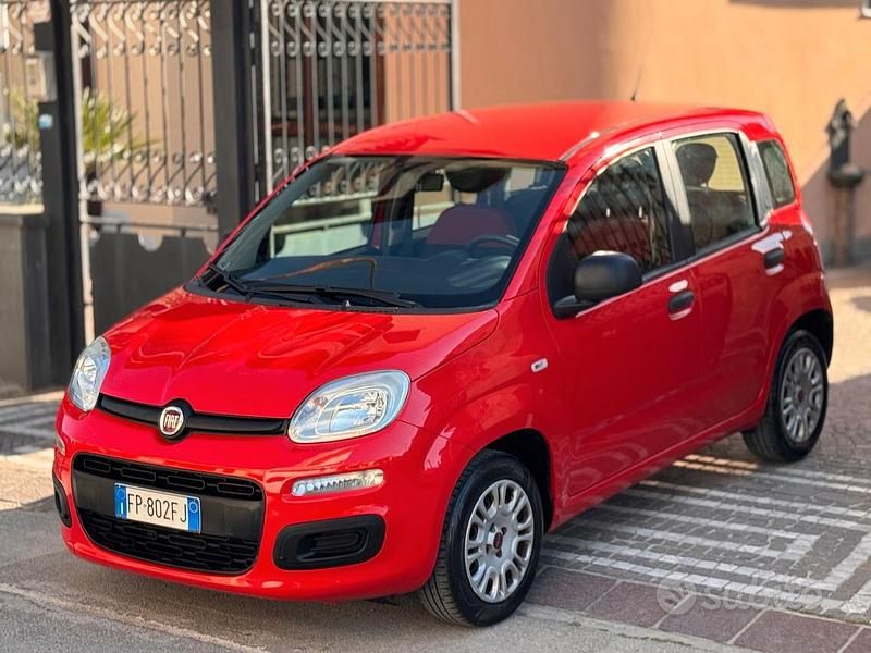 Usata Fiat Panda Lounge 69 CV (50 kW) 2018 Rosso Utilitaria