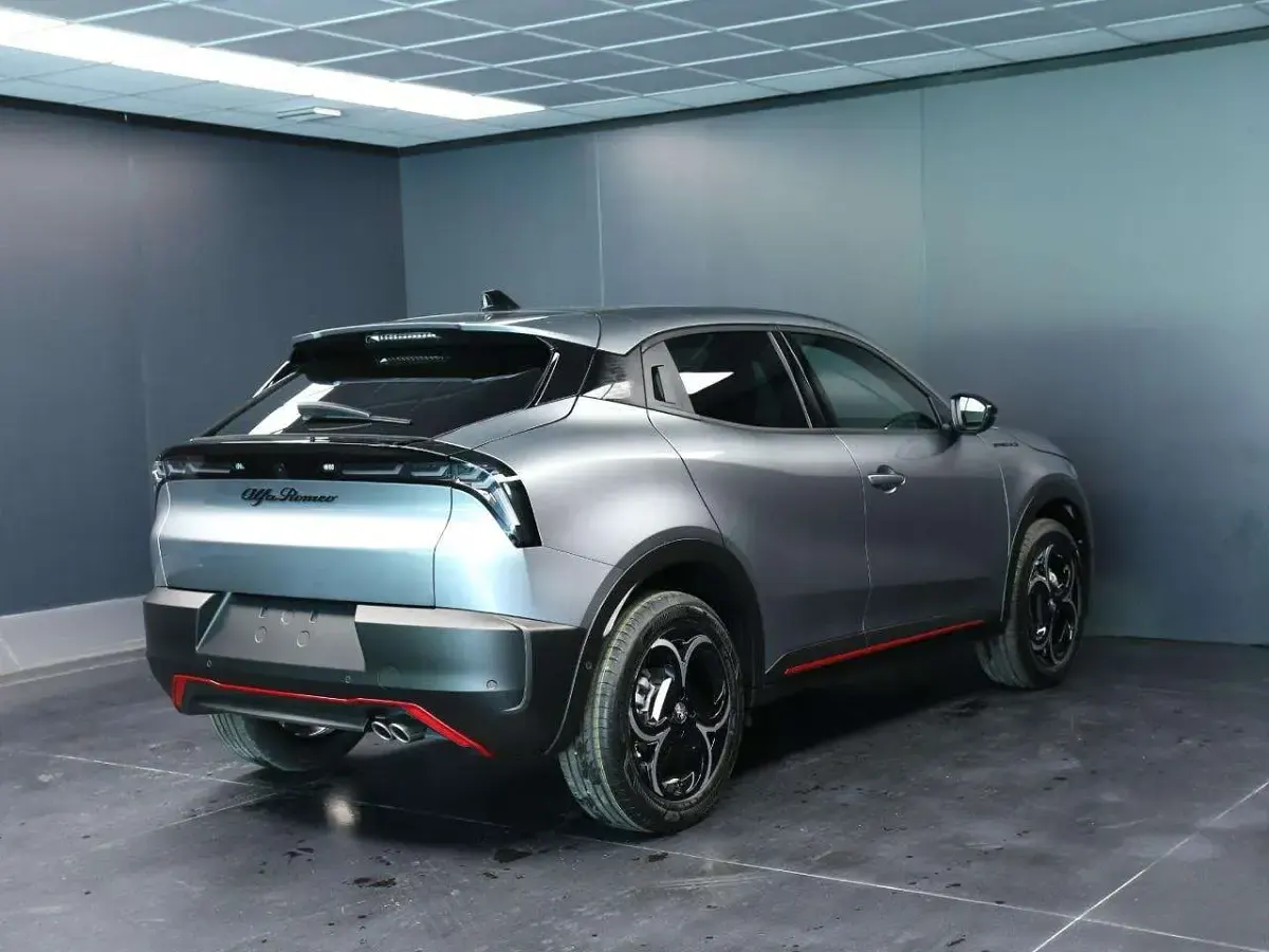Nuova Alfa Romeo Junior Edizione Speciale 145 CV (106 kW) 2026 Grigio SUV