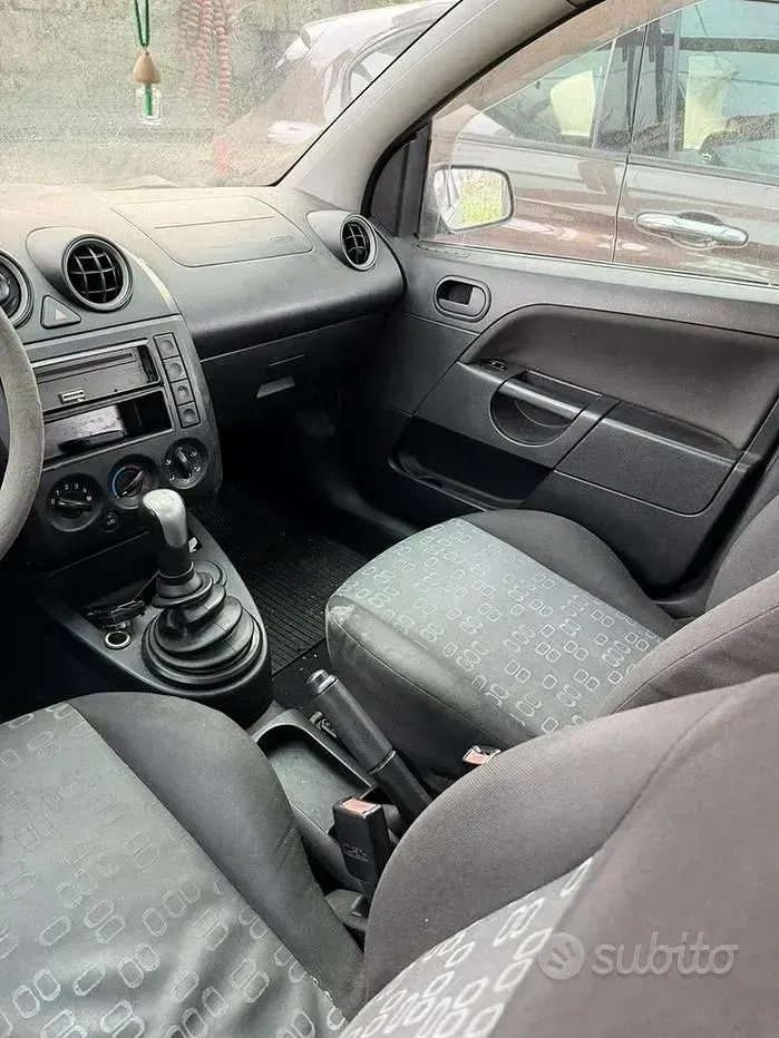 Usata Ford Fiesta 68 CV (50 kW) 2005 Blu Utilitaria