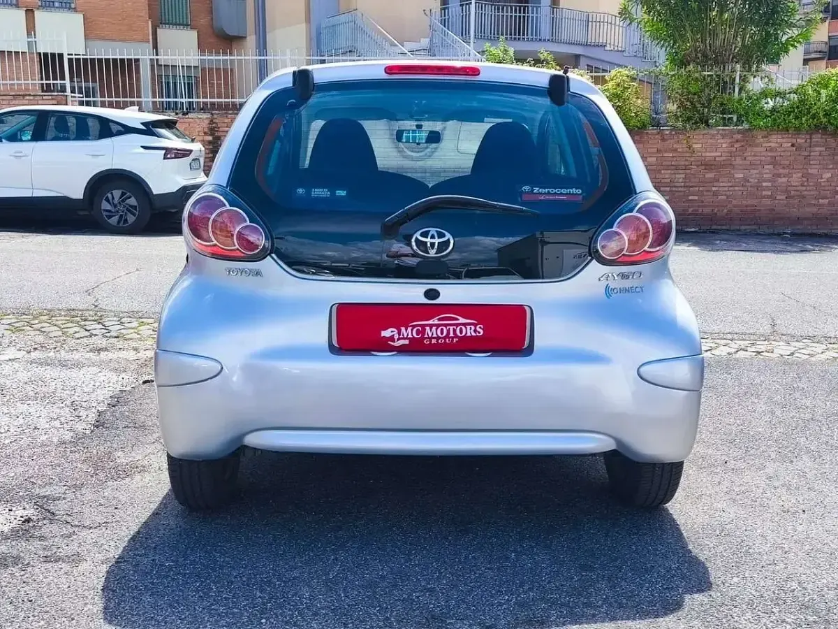 Usata Toyota Aygo Connect Style 68 CV (50 kW) 2014 Argento Utilitaria