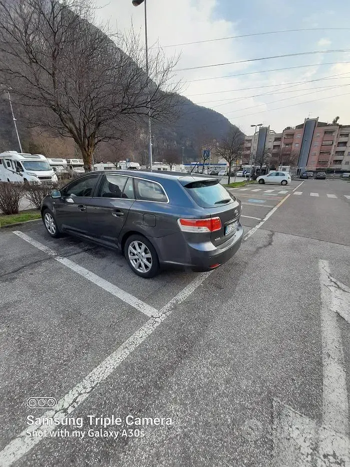 Usata Toyota Avensis 150 CV (110 kW) 2009 Grigio Station wagon
