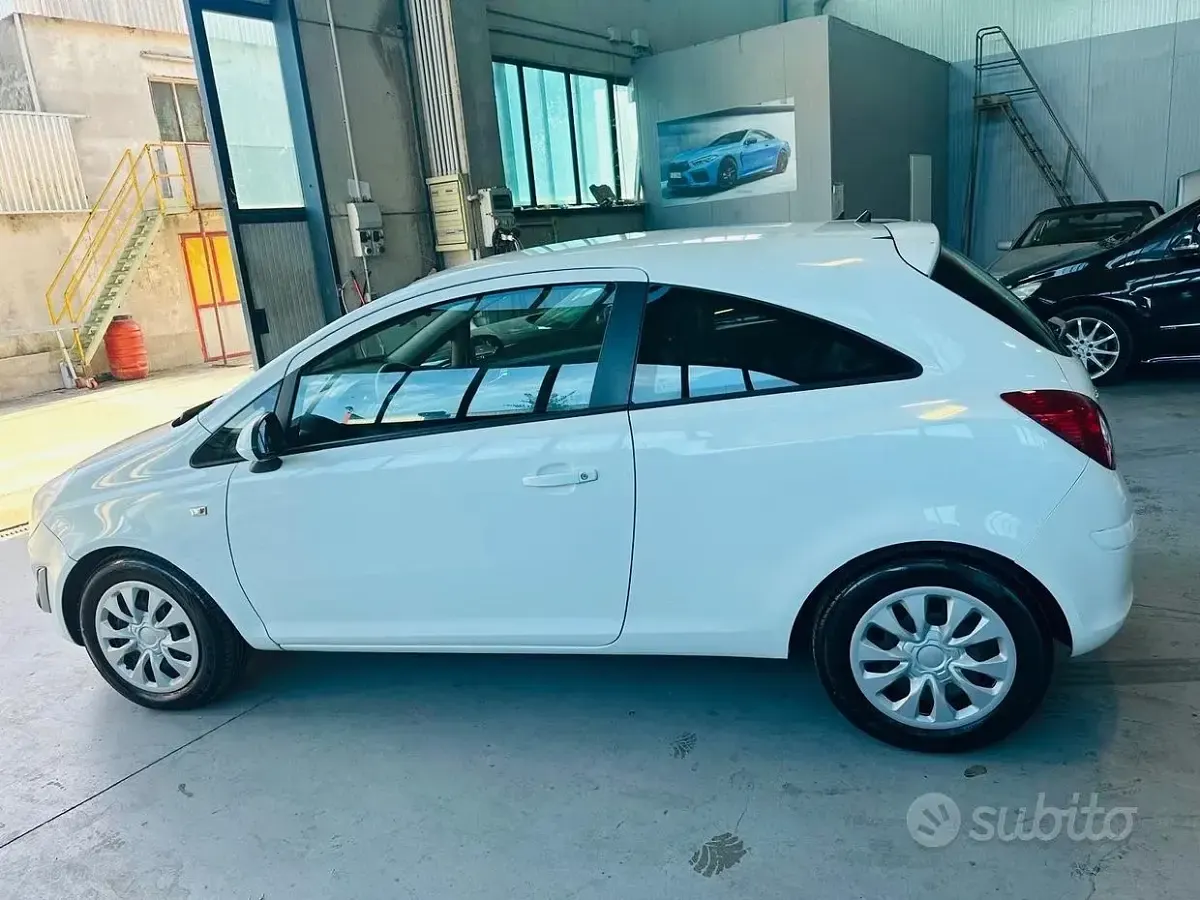 Usata Opel Corsa Edition 86 CV (63 kW) 2012 Bianco Utilitaria