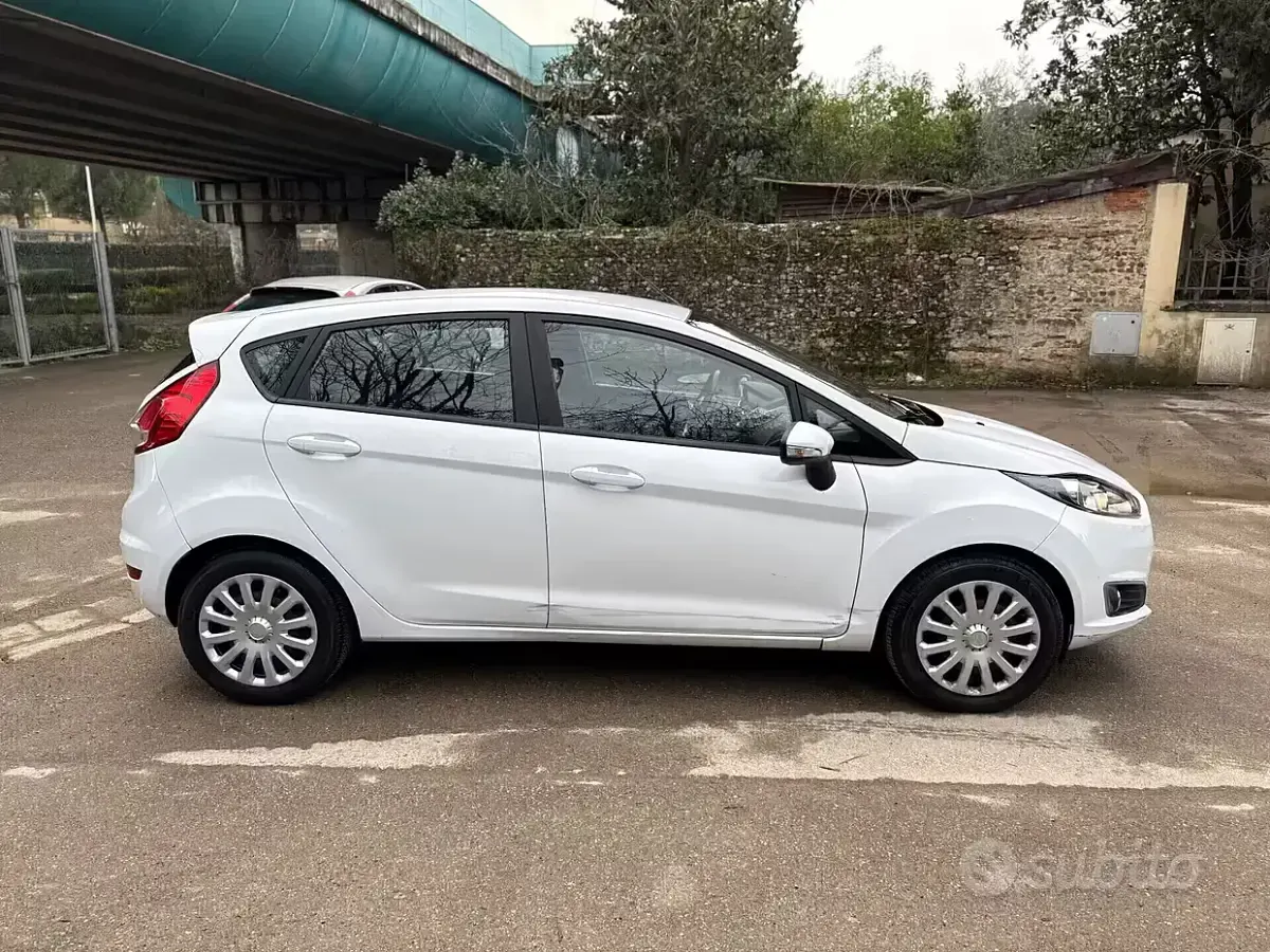Usata Ford Fiesta Business Edition 75 CV (55 kW) 2016 Bianco Utilitaria