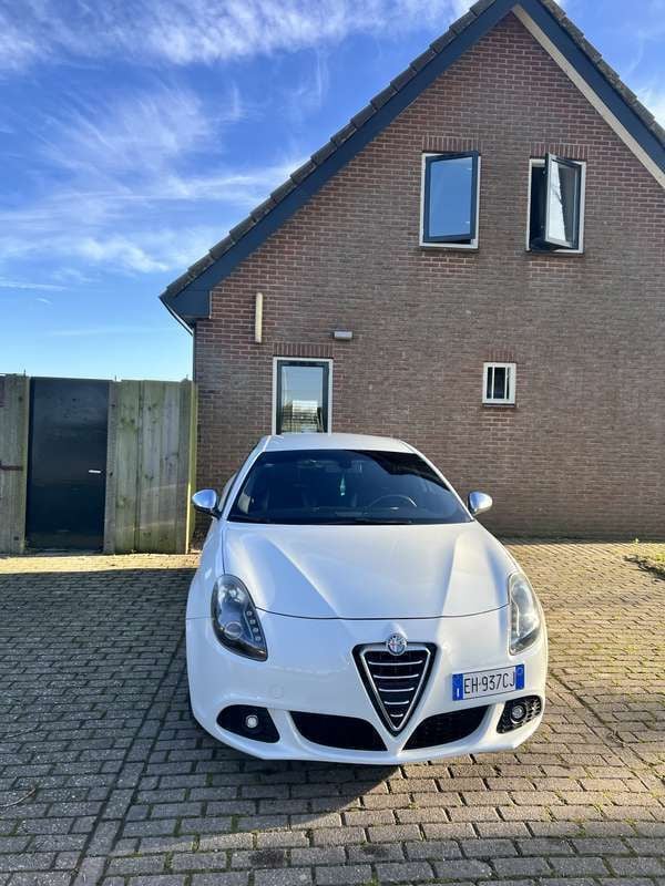 Usata 2011 Alfa Romeo Giulietta Quadrifoglio Verde Due volumi | 9500 € (Super prezzo) - Immagine 1/4
