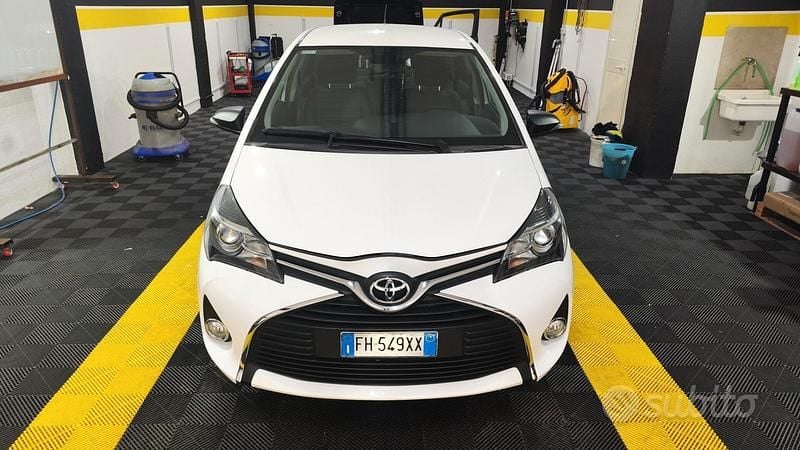 Usata Toyota Yaris Lounge 69 CV (50 kW) 2017 Bianco Berlina