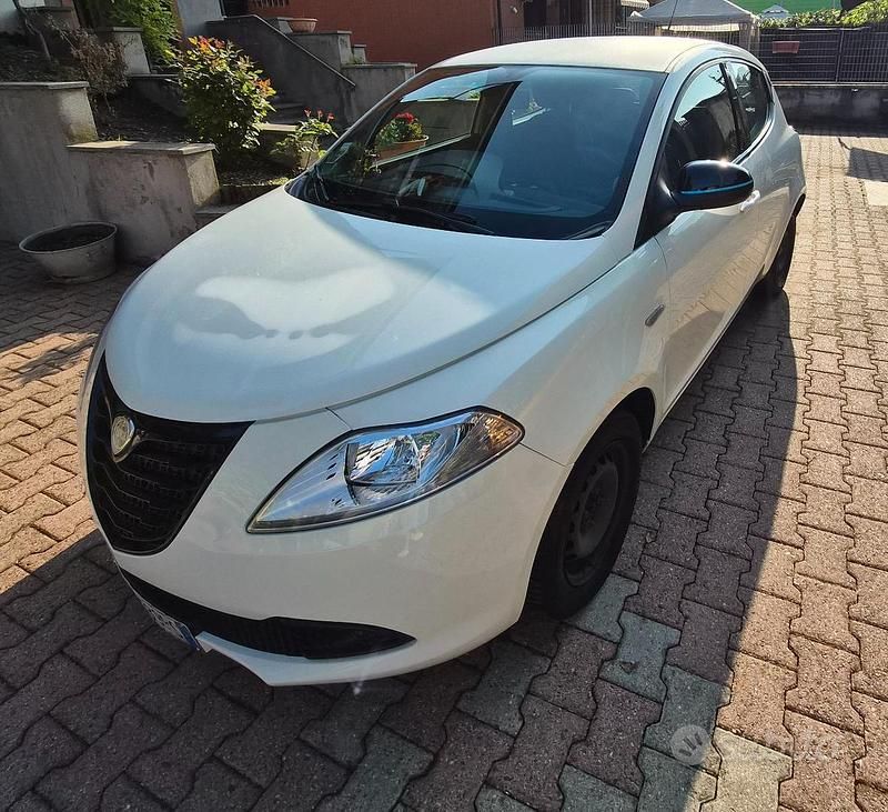 Usata Lancia Ypsilon 69 CV (50 kW) 2014 Bianco Utilitaria