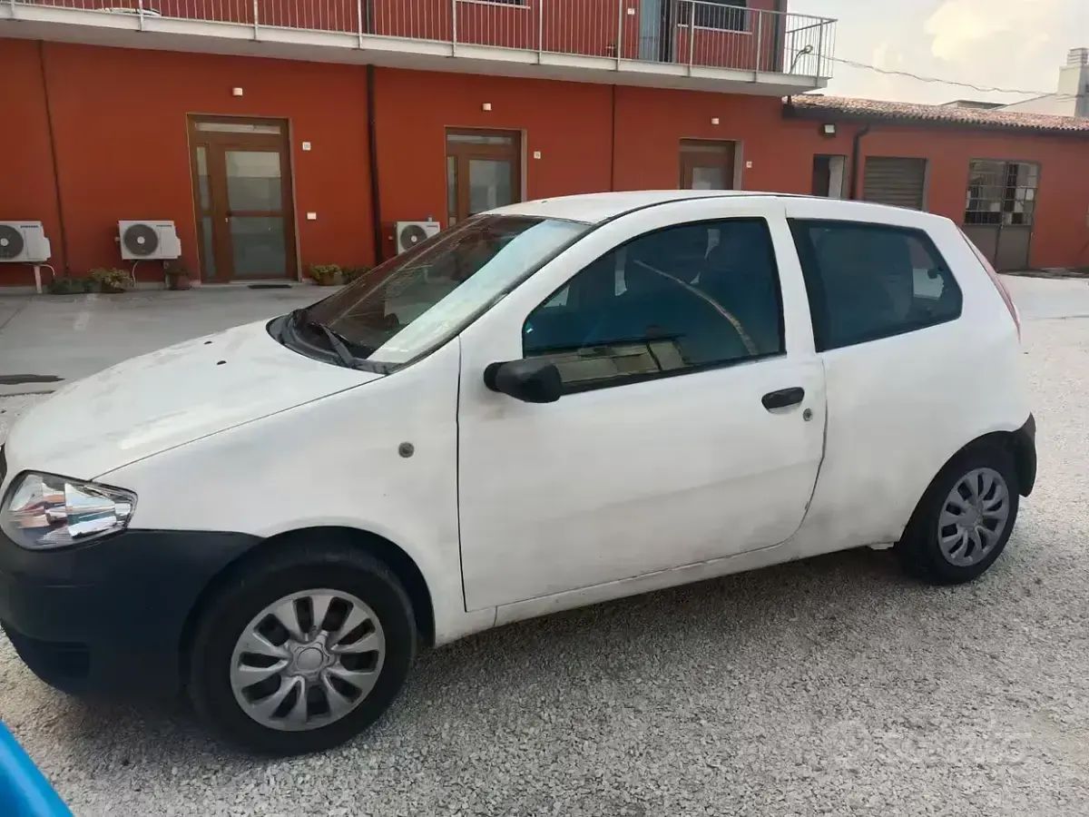 Usata Fiat Punto 60 CV (44 kW) 2005 Bianco Utilitaria