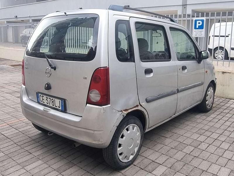 Usata Opel Agila 75 CV (55 kW) 2002 Argento Monovolume