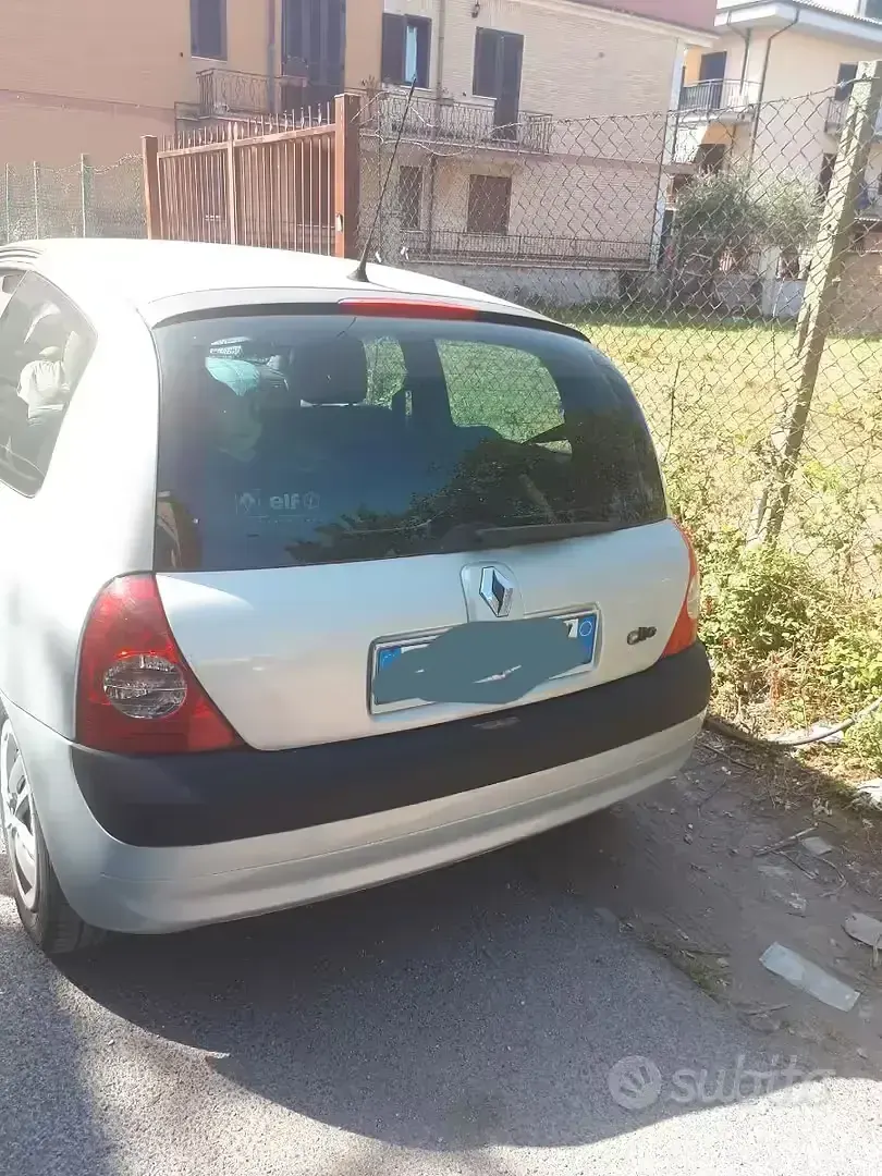 Usata Renault Clio 75 CV (55 kW) 2004 Grigio Utilitaria