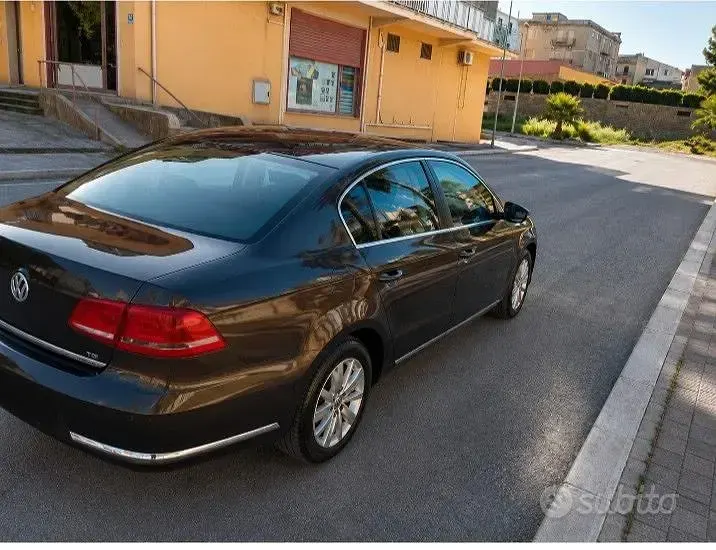 Usata VW Passat 105 CV (77 kW) 2013 Marrone Berlina