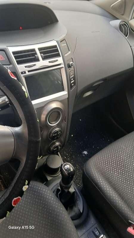 Usata Toyota Yaris 69 CV (50 kW) 2011 Bianco Berlina