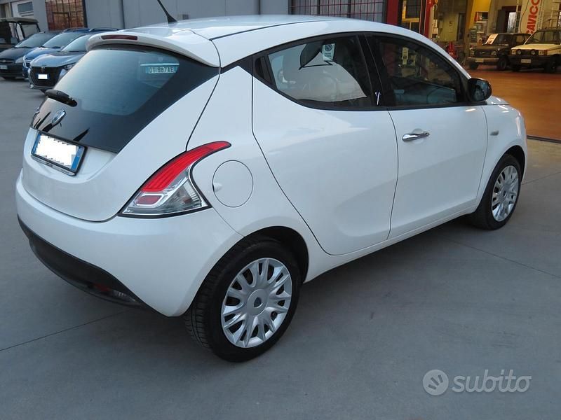 Usata Lancia Ypsilon Gold 69 CV (50 kW) 2012 Bianco Utilitaria