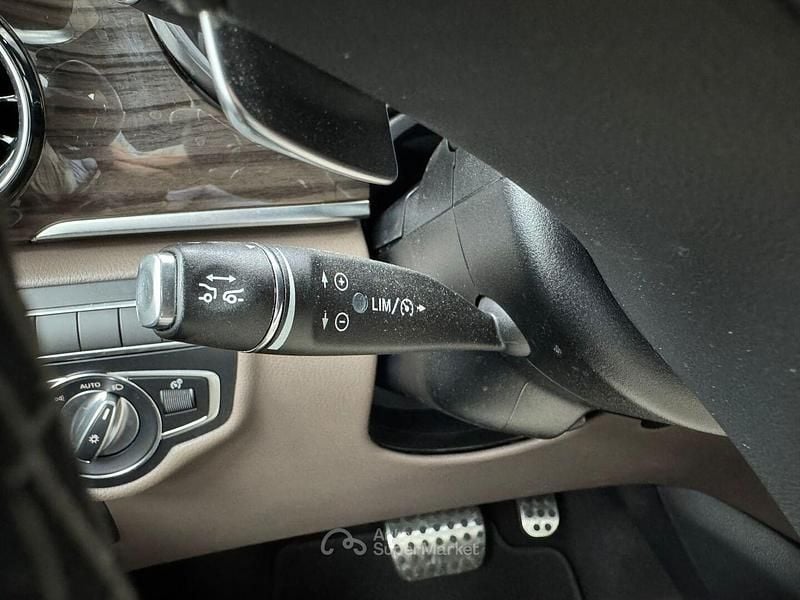 Usata Mercedes V300 Avantgarde 239 CV (175 kW) 2023 Gray Monovolume