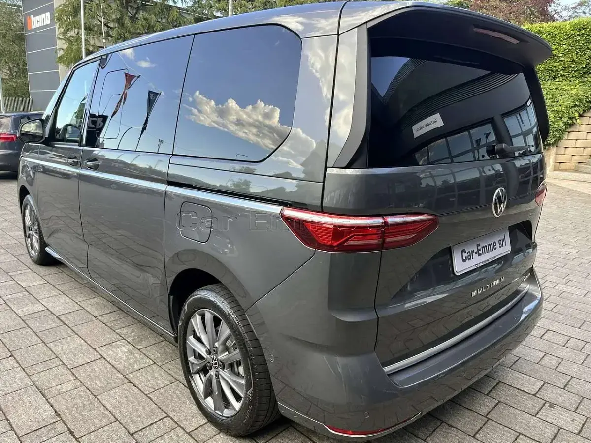 Usata VW Multivan Style 204 CV (150 kW) 2024 Indium grey Monovolume
