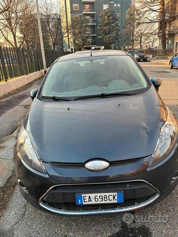 Usata Ford Fiesta 97 CV (71 kW) 2009 Grigio Berlina