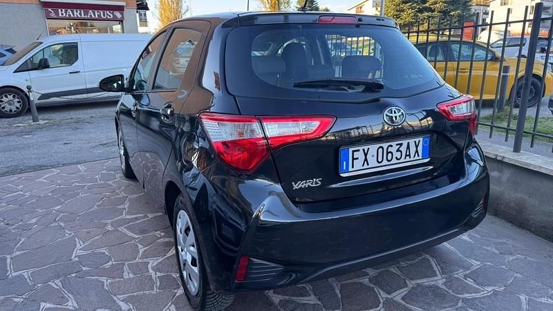 Usata Toyota Yaris Lounge 107 CV (78 kW) 2019 Nero Berlina