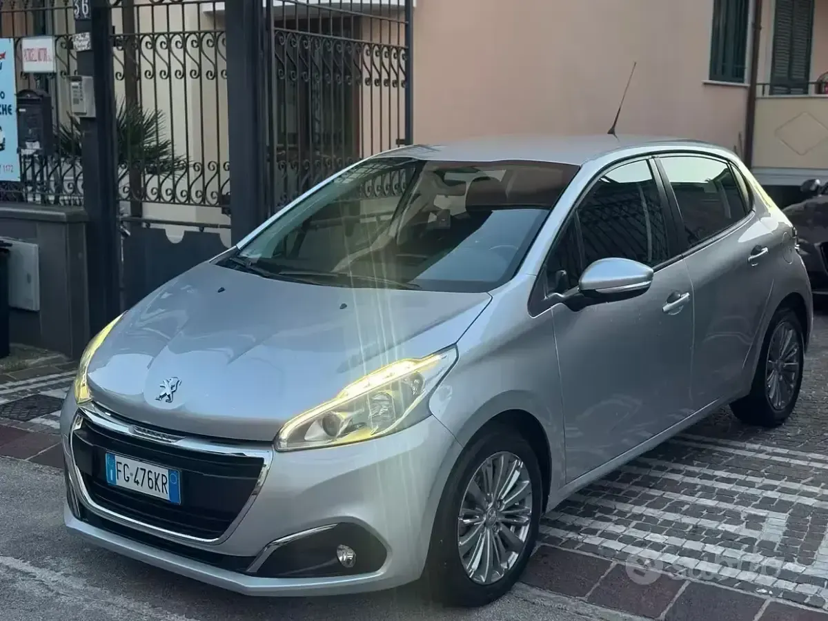 Usata Peugeot 208 Allure 82 CV (60 kW) 2017 Grigio Utilitaria