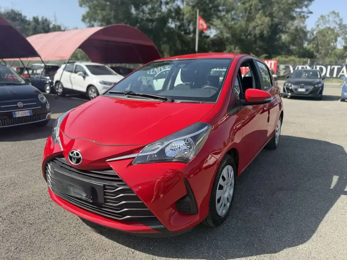 Usata Toyota Yaris Active 69 CV (50 kW) 2017 Rosso Berlina