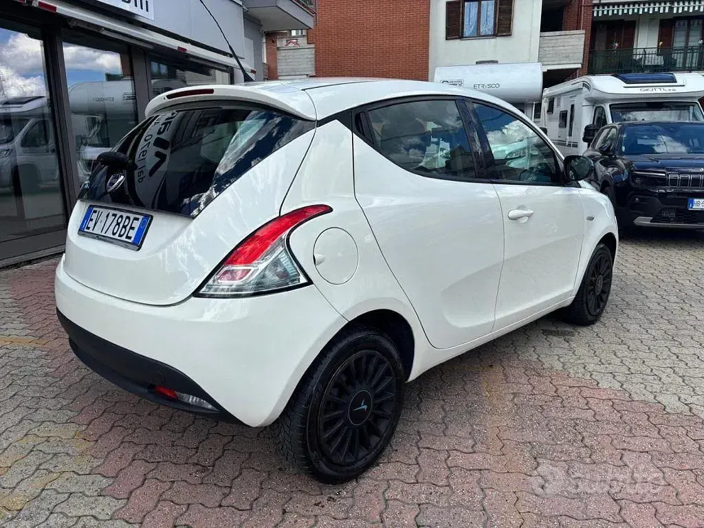 Usata Lancia Ypsilon 69 CV (50 kW) 2014 Bianco Utilitaria